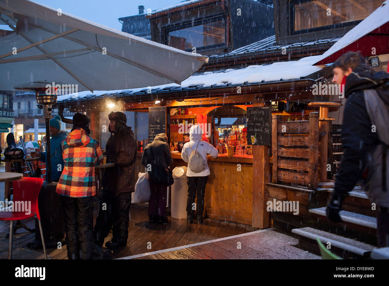 Gönner bei der Outdoor-Brasserie de L bin im Dorf Chamonix Mont-Blanc. Stockfoto