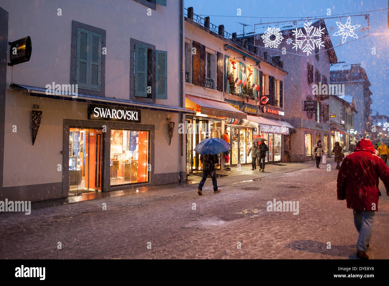 Fußgänger passieren die Swarovski-Retail-Store auf der Rue du Docteur Paccard im Dorf Chamonix Mont-Blanc. Stockfoto