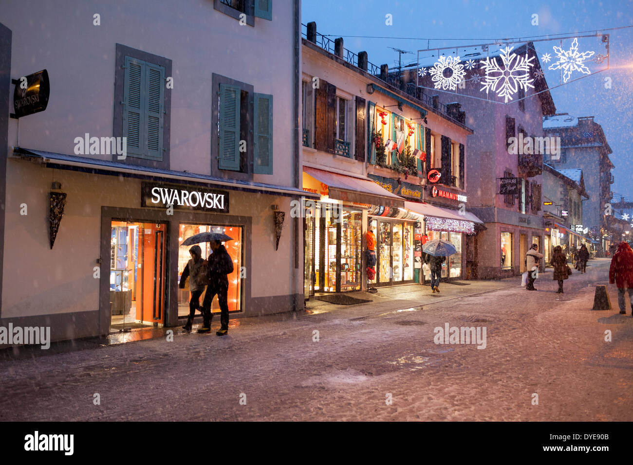 Fußgänger passieren die Swarovski-Retail-Store auf der Rue du Docteur Paccard im Dorf Chamonix Mont-Blanc. Stockfoto