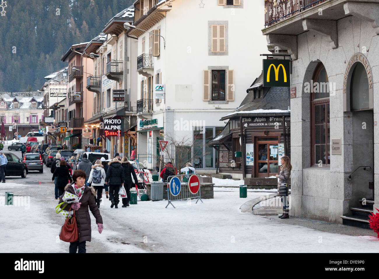 Die McDonalds Fastfood Franchise im Dorf Chamonix Mont-Blanc. Stockfoto