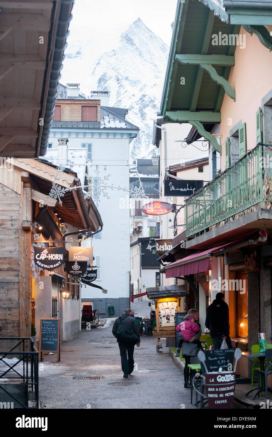 Restaurant und Bar gefüllt, Rue des Moulins im Dorf Chamonix Mont-Blanc. Stockfoto