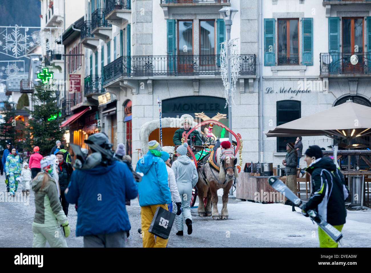 Fußgänger gehen vorbei an einem Pferd gezogenen Buggy in Fell an der Rue du Docteur Paccard im Dorf Chamonix Mont-Blanc abgedeckt. Stockfoto