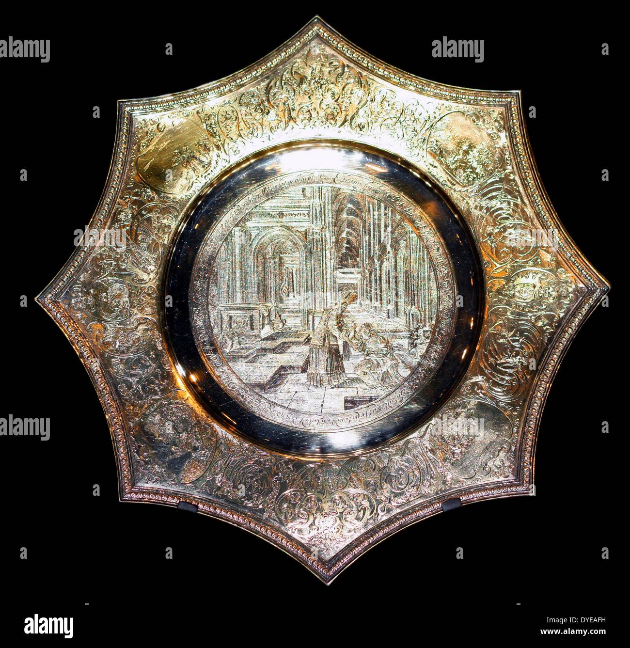 Wies salver mit Hannah und Samuel. Middleburg, 1618. Gravur: Johannes Looff (1627-1651), 1631 Paket - vergoldetem Silber. Die Gravur auf dieser Salver demonstriert die schieren Virtuosität der Zeeland Dichtung Graveur Johannes Looff. Mit Eingeschnittene Rillen in unterschiedlicher Tiefe und Breite, er erzeugt ein Gemälde des Malers Dirk van Zeeland Delen und Drucke durch andere Zeitgenossen in Silber. Stockfoto