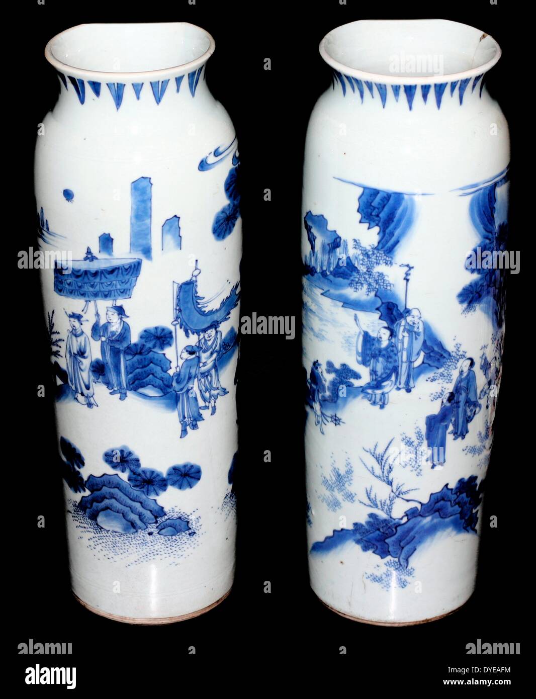 Hülse Vase. China, c 1635-1650, Hartporzellan. In der Mitte des 17. Jahrhunderts der Niederländischen Ostindien-Kompanie nahm die großen Schmerz, Vasen in klare, blaue Farbtöne mit Szenen voller Bäume und Felsen abwechseln mit chinesische Figuren bemalt zu kaufen. Diese Ware wird als "Übergangs Porzellan" bekannt, da es in der Zeit des Übergangs von der Ming Dynastie (1368-1644) und der Qing-Dynastie (1644-1911) vorgenommen wurde. Stockfoto