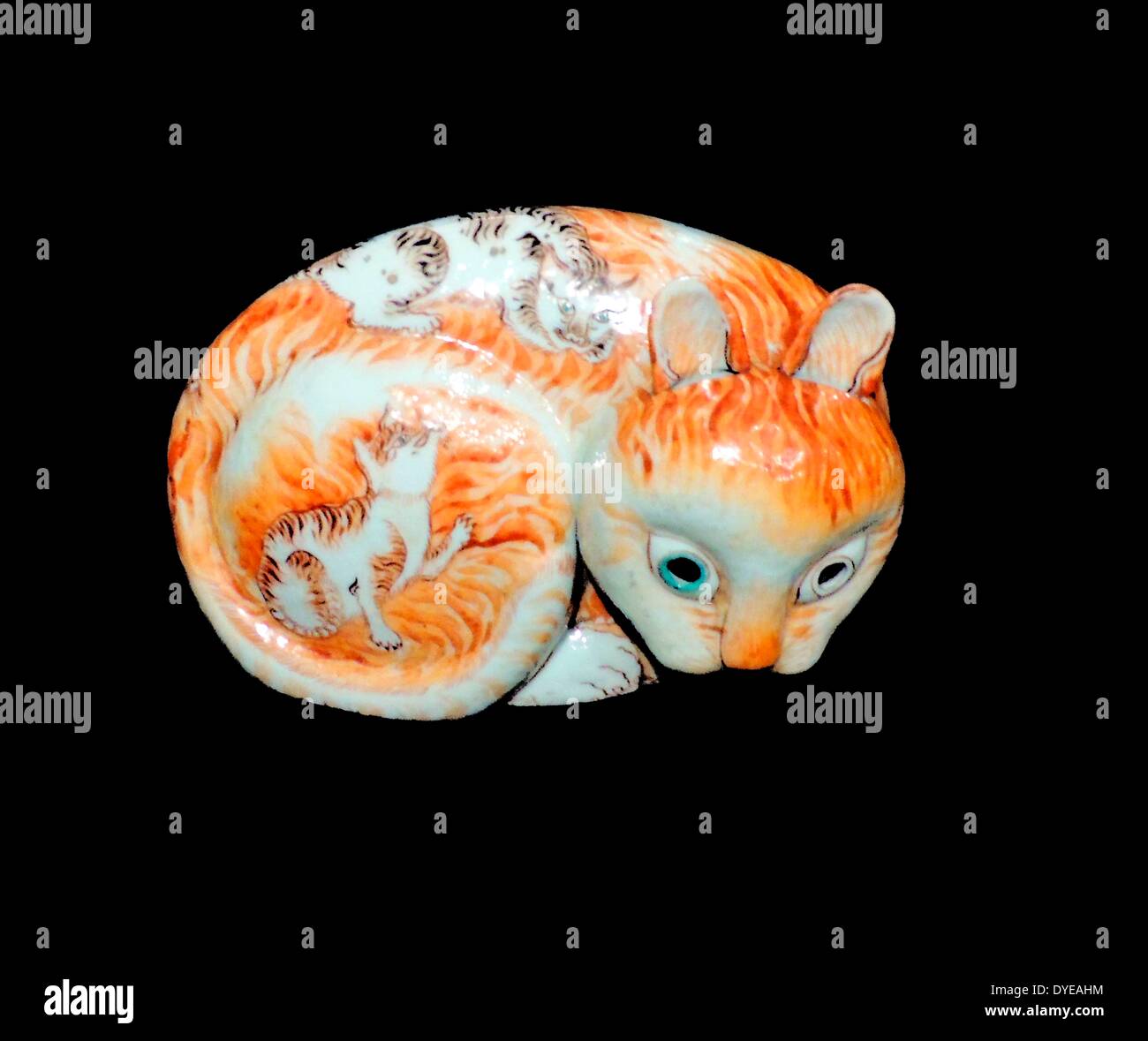 Nachtlicht in Form einer Katze. Kanton, C. 1760-1770 harte lackiert Hartporzellan. Wenn eine Kerze im Inneren des Porzellan Katze gelegt, und das Licht scheint durch seine Augen. Die kleine Lampe war für Kinder, die Angst vor der Dunkelheit waren dazu gedacht, sondern wurde auch verwendet, um Ratten zu erschrecken. Es stammt aus der Sammlung des 18. Jahrhunderts gebaut - Haag Sinologe Jean Theodore Royer. Stockfoto