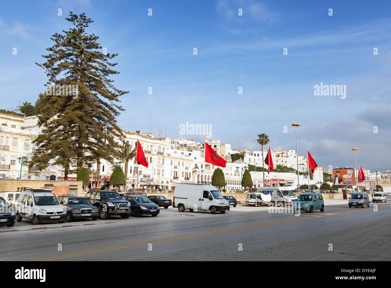 Tanger, Marokko - 22. März 2014: Gewöhnliche Morgen mit Menschen und Autos auf der Place De La Marche Verte Stockfoto
