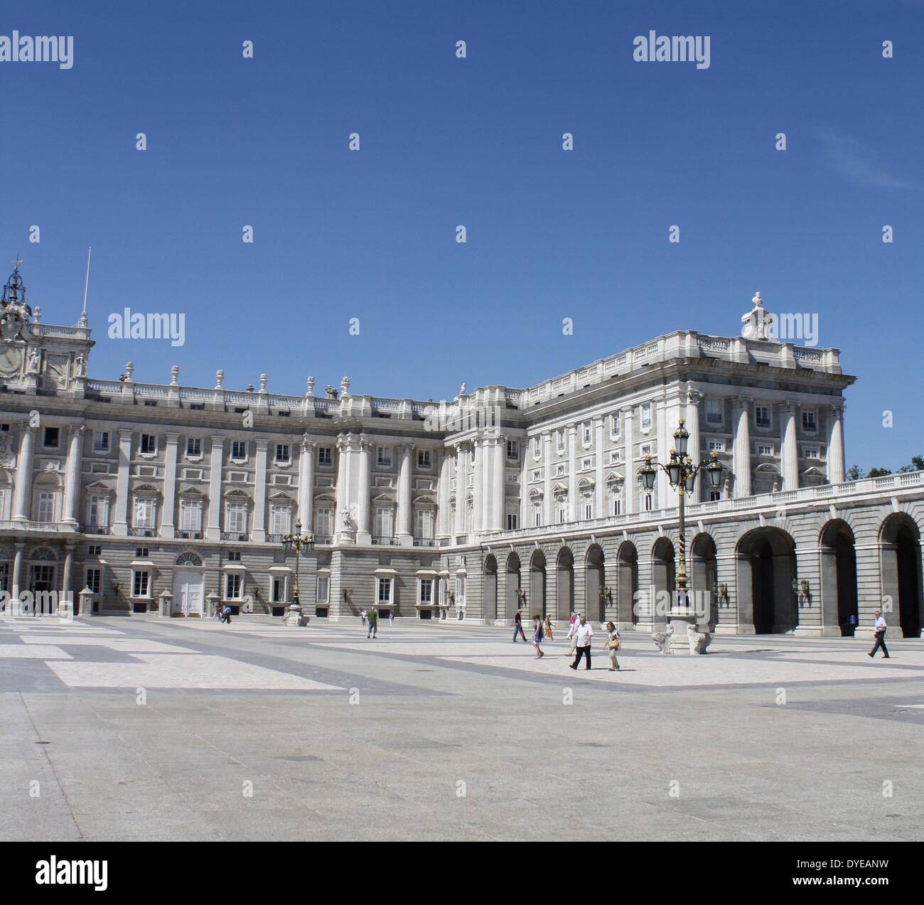 Blick auf den Königlichen Palast von Madrid. Die offizielle Residenz der spanischen Königsfamilie, obwohl es nur für staatliche Zeremonien verwendet wird. In einem barocken und klassizistischen Stil vom Architekten Filippo Juvarra 1738 gebaut. Madrid. Spanien 2013 Stockfoto