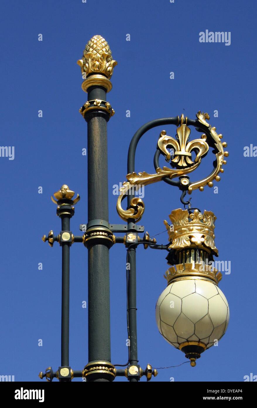 Blick auf den Königlichen Palast von Madrid. Die offizielle Residenz der spanischen Königsfamilie, obwohl es nur für staatliche Zeremonien verwendet wird. In einem barocken und klassizistischen Stil vom Architekten Filippo Juvarra 1738 gebaut. Madrid. Spanien 2013 Stockfoto