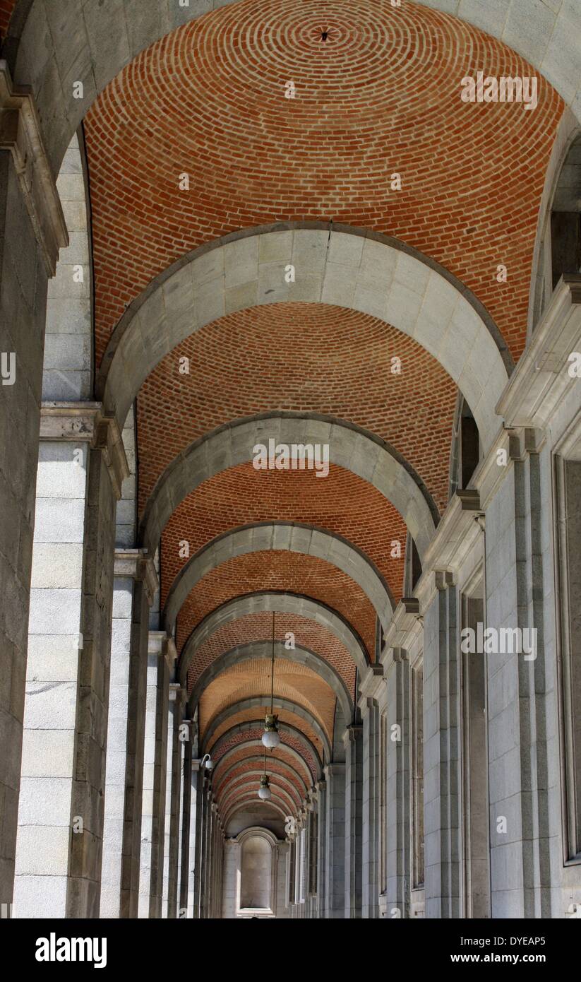 Blick auf den Königlichen Palast von Madrid. Die offizielle Residenz der spanischen Königsfamilie, obwohl es nur für staatliche Zeremonien verwendet wird. In einem barocken und klassizistischen Stil vom Architekten Filippo Juvarra 1738 gebaut. Madrid. Spanien 2013 Stockfoto
