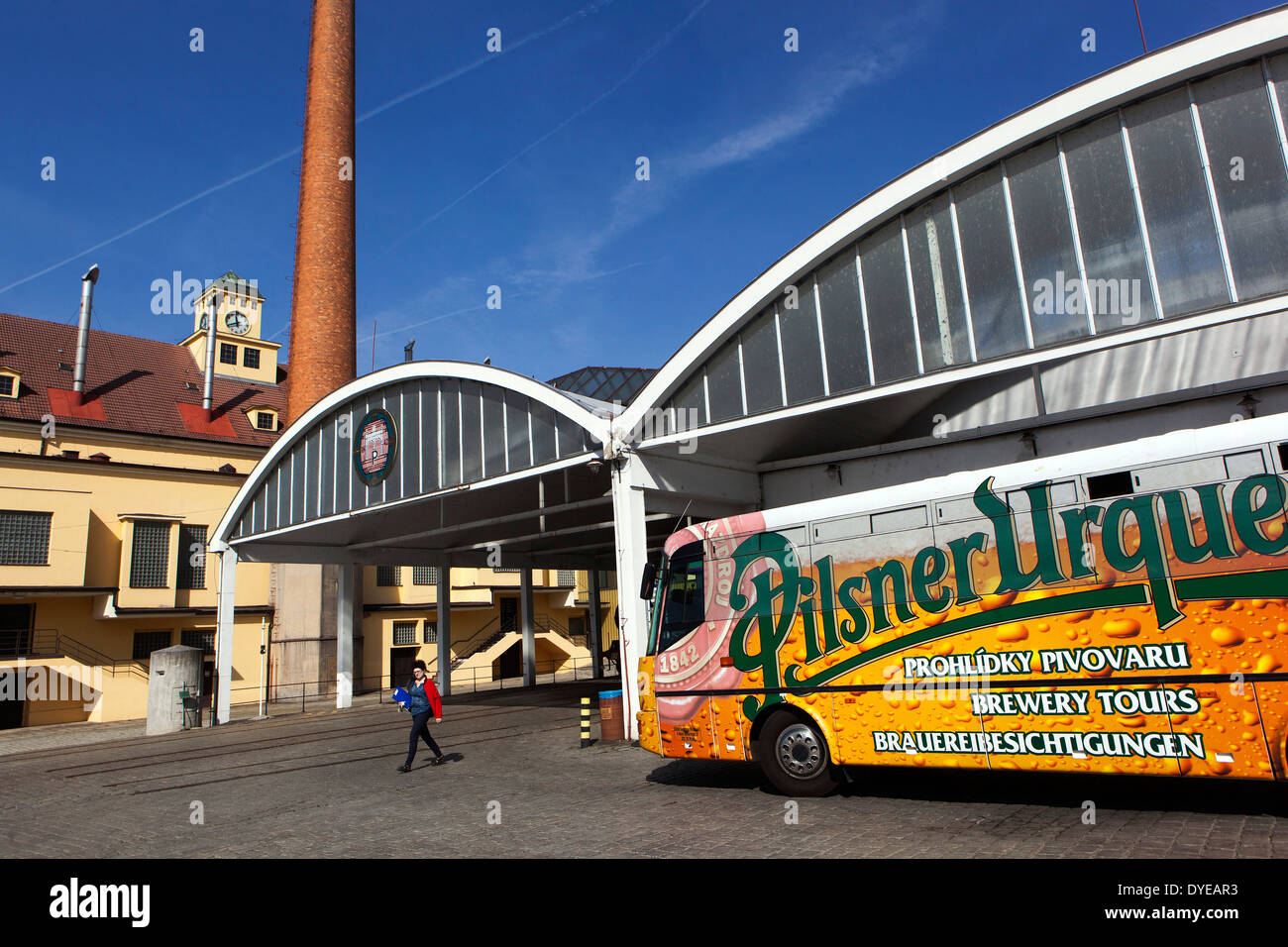 Besucherbus der Brauerei Pilsner Urquell im Hof Pilsen Plzen Tschechien Stockfoto