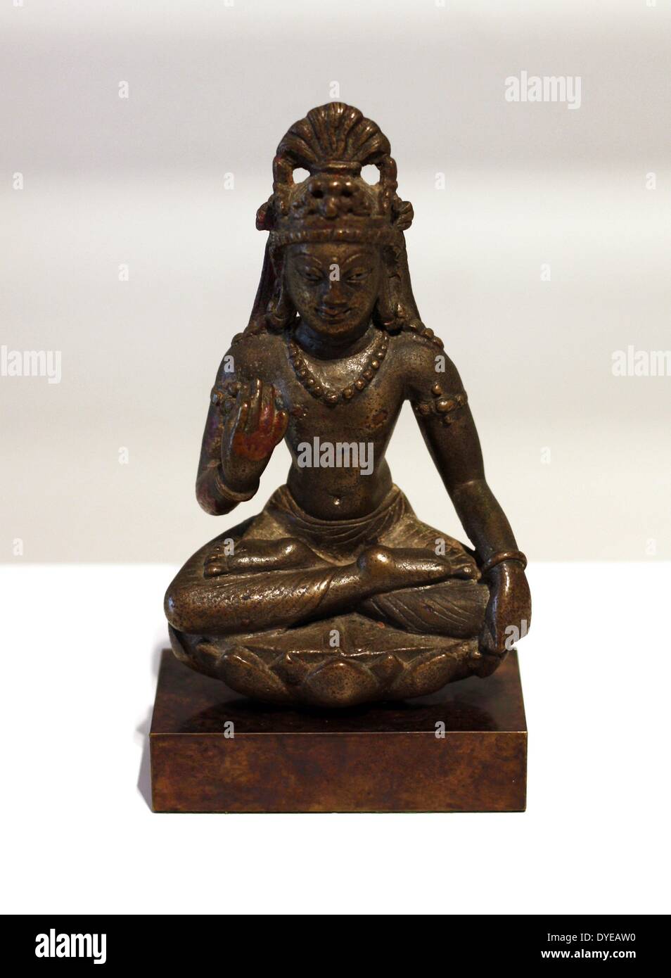 Der Bodhisattva Maitreya, Indien, Jammu und Kaschmir, aus dem 8. Jahrhundert, Bronze, Silber. In seiner linken Hand Maitreya ist eine Maske mit dem Elixier des Lebens, seine regelmäßigen Attribut. Seine rechte Hand ist eine Geste, dass Appelle nicht nur in der Kunst von Kaschmir und Gandhara seine Bedeutung hat schon festgestellt werden. Der bodhisattva ist auf einem Thron sitzt. Der untere Teil ist abgebrochen worden, und daher fehlt es an seiner Unterseite mit Lotus Blätter nach unten geschwungenen. Stockfoto