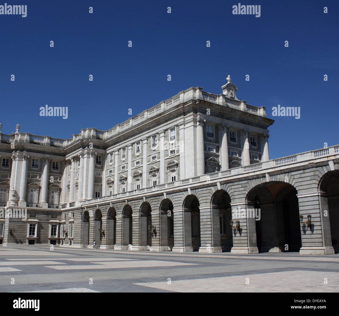 Blick auf den Königlichen Palast von Madrid. Die offizielle Residenz der spanischen Königsfamilie, obwohl es nur für staatliche Zeremonien verwendet wird. In einem barocken und klassizistischen Stil vom Architekten Filippo Juvarra 1738 gebaut. Madrid. Spanien 2013 Stockfoto