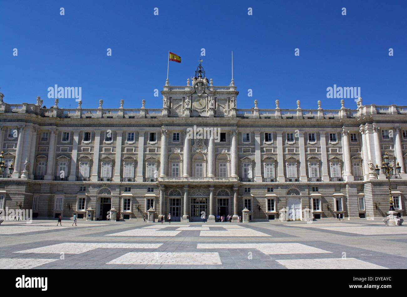 Blick auf den Königlichen Palast von Madrid. Die offizielle Residenz der spanischen Königsfamilie, obwohl es nur für staatliche Zeremonien verwendet wird. In einem barocken und klassizistischen Stil vom Architekten Filippo Juvarra 1738 gebaut. Madrid. Spanien 2013 Stockfoto