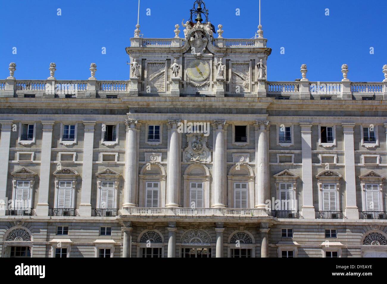 Blick auf den Königlichen Palast von Madrid. Die offizielle Residenz der spanischen Königsfamilie, obwohl es nur für staatliche Zeremonien verwendet wird. In einem barocken und klassizistischen Stil vom Architekten Filippo Juvarra 1738 gebaut. Madrid. Spanien 2013 Stockfoto