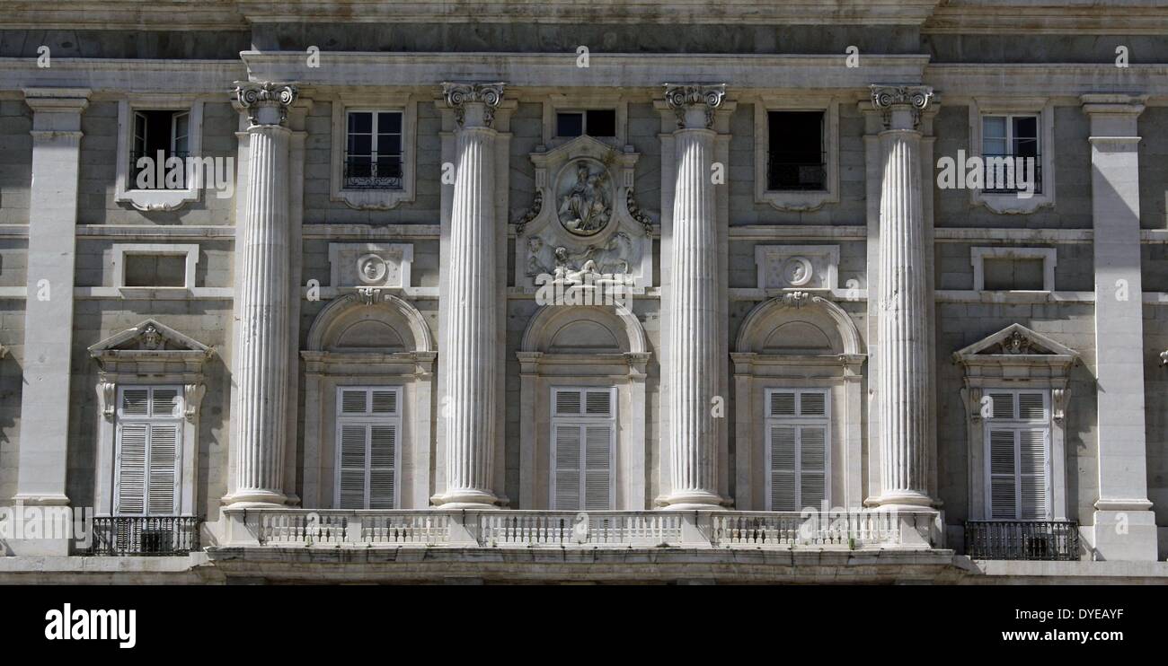 Blick auf den Königlichen Palast von Madrid. Die offizielle Residenz der spanischen Königsfamilie, obwohl es nur für staatliche Zeremonien verwendet wird. In einem barocken und klassizistischen Stil vom Architekten Filippo Juvarra 1738 gebaut. Madrid. Spanien 2013 Stockfoto