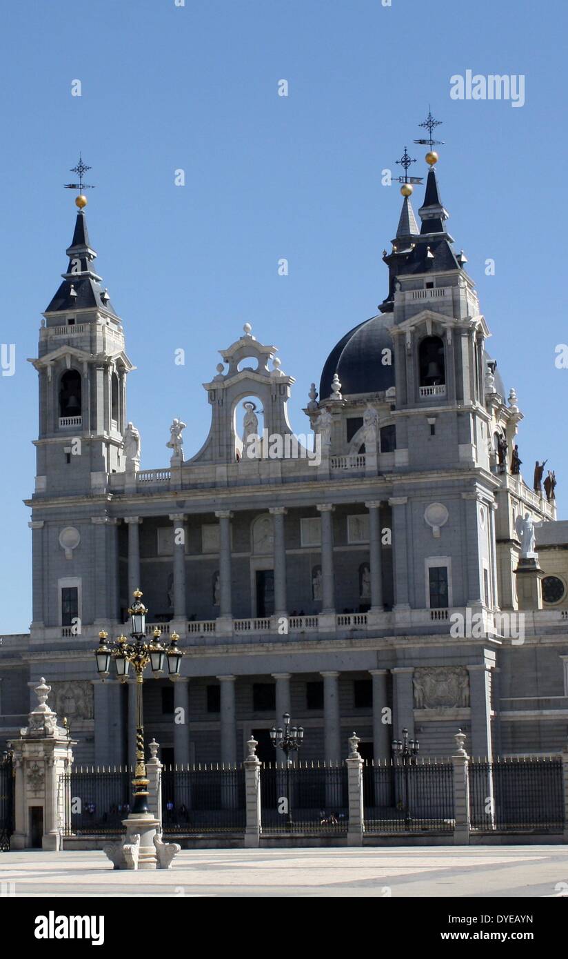 Blick auf den Königlichen Palast von Madrid. Die offizielle Residenz der spanischen Königsfamilie, obwohl es nur für staatliche Zeremonien verwendet wird. In einem barocken und klassizistischen Stil vom Architekten Filippo Juvarra 1738 gebaut. Madrid. Spanien 2013 Stockfoto