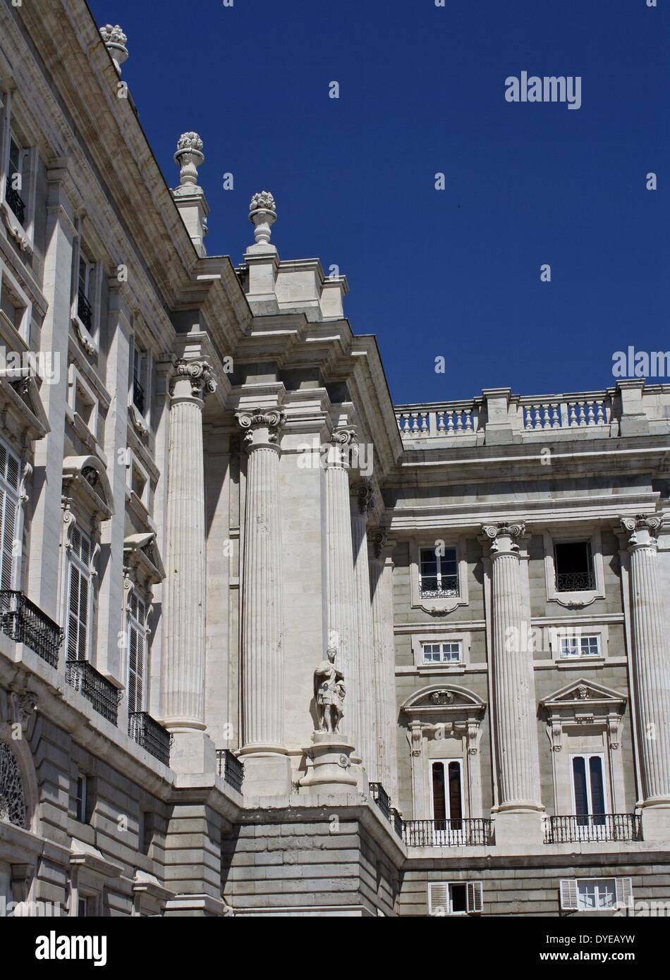 Blick auf den Königlichen Palast von Madrid. Die offizielle Residenz der spanischen Königsfamilie, obwohl es nur für staatliche Zeremonien verwendet wird. In einem barocken und klassizistischen Stil vom Architekten Filippo Juvarra 1738 gebaut. Madrid. Spanien 2013 Stockfoto