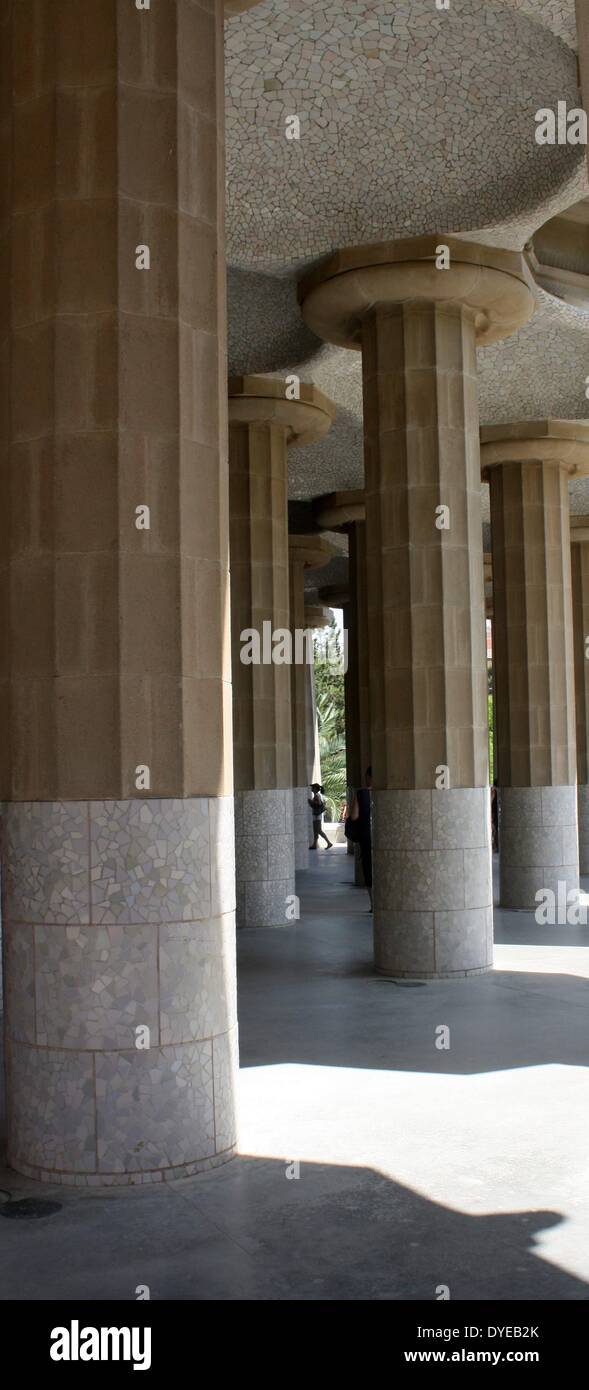 Szenen vom Park Güell. Eine Gartenlandschaft mit modernen architektonischen Strukturen auf dem Hügel von El Carmel Barcelona entfernt. Der Park wurde von Antoni Gaudi entworfen. Im Jahr 1914 abgeschlossen. Barcelona. Spanien 2013 Stockfoto