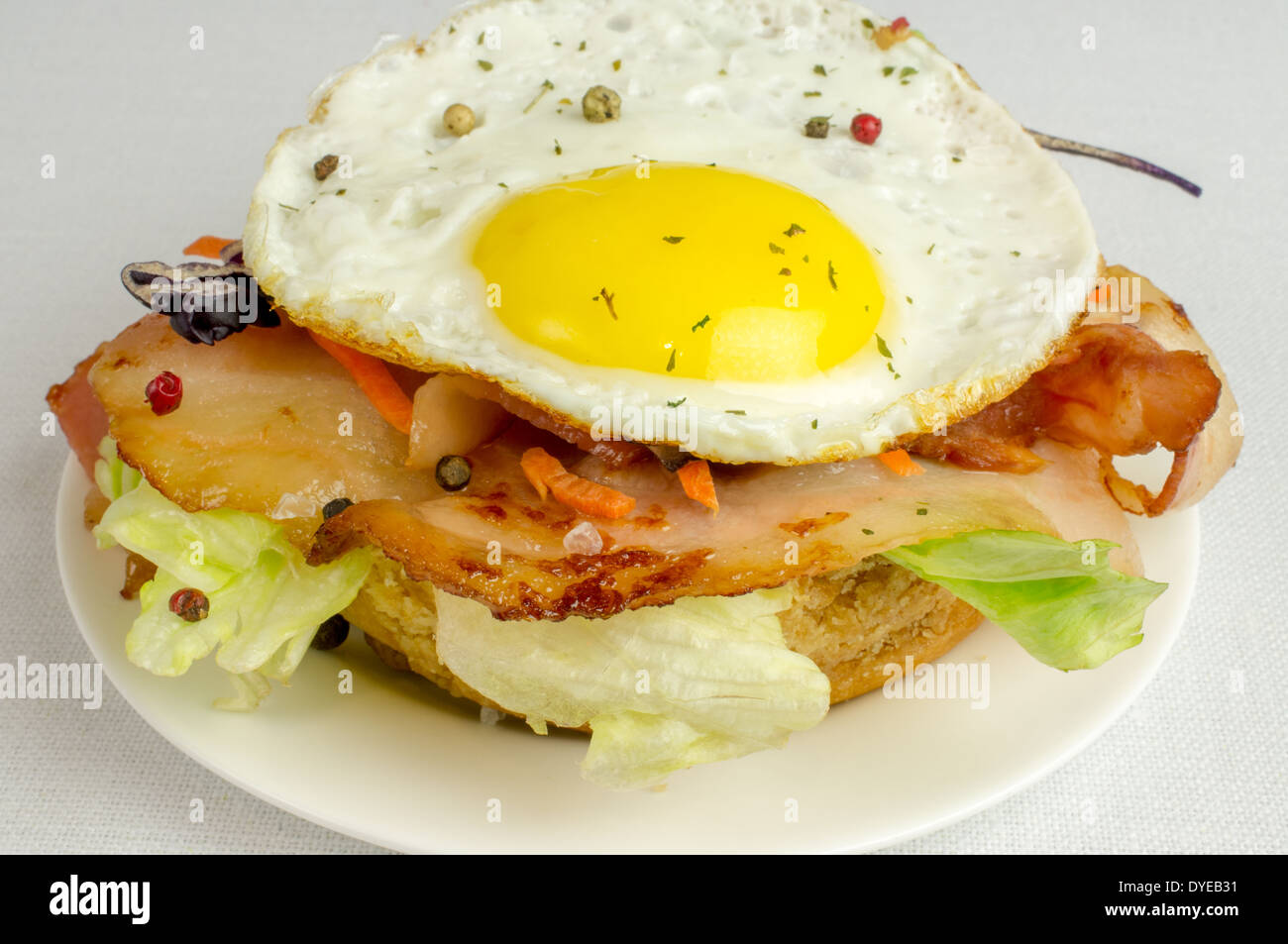 Burger mit Spiegeleiern und Speck-Salat Stockfoto