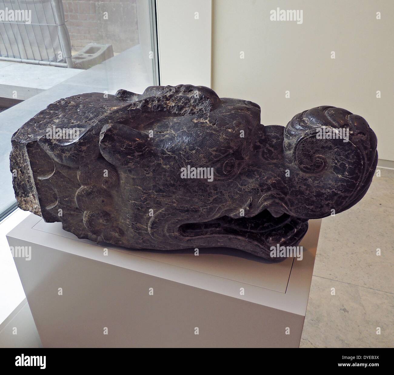 Drachen, China, 16.-17. Jahrhunderts, Kalkstein. In China gibt es viele verschiedene Arten von Drachen. Dieses Beispiel mit einem Fisch im Maul ist wahrscheinlich ein "chiwen", eine Art von Drachen für seine Liebe zum Wasser bekannt und schlucken Dinge. Es wird oft als architektonisches Element auf der Seite des Daches, wo es symbolisch dient schlechten Einflüssen zu verschlingen und Abwehr von Feuer verwendet. Stockfoto