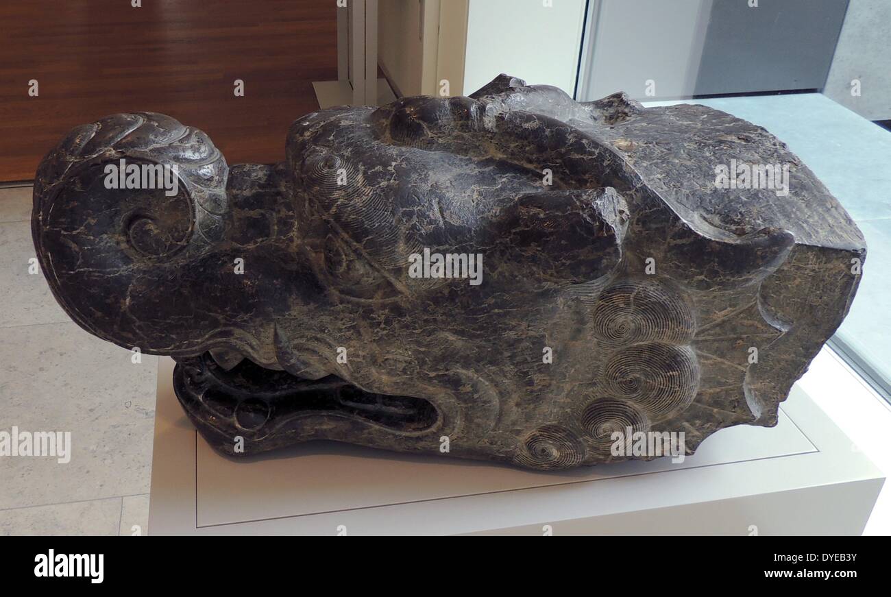 Drachen, China, 16.-17. Jahrhunderts, Kalkstein. In China gibt es viele verschiedene Arten von Drachen. Dieses Beispiel mit einem Fisch im Maul ist wahrscheinlich ein "chiwen", eine Art von Drachen für seine Liebe zum Wasser bekannt und schlucken Dinge. Es wird oft als architektonisches Element auf der Seite des Daches, wo es symbolisch dient schlechten Einflüssen zu verschlingen und Abwehr von Feuer verwendet. Stockfoto