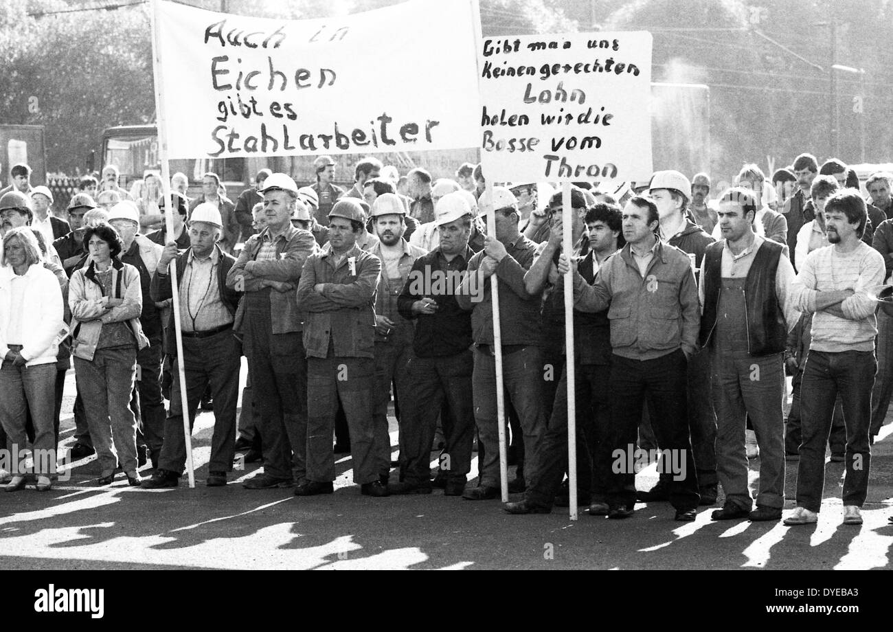 Nach dem Aufruf ihrer Gewerkschaft IG Metall, Arbeiter der Krupp-Stahl AG streikten eine Warnung im Jahr 1986 ihre Forderung nach höheren Löhnen Gewicht verleihen. Stockfoto
