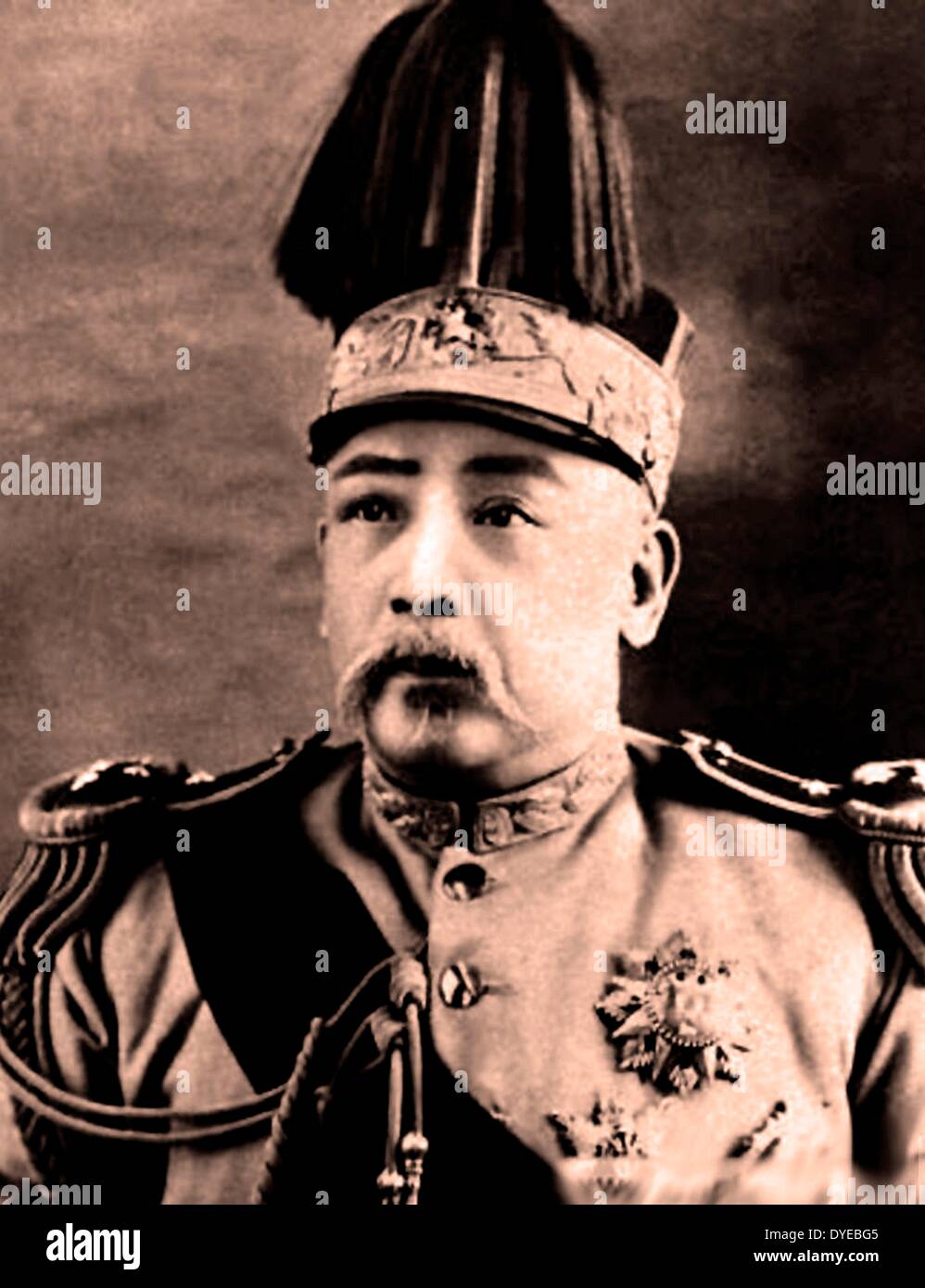 Yuan Shikai 1859-1916 ein wichtiger chinesischer General und Politiker, bekannt für seinen Einfluss während der späten Qing-Dynastie, seine Rolle in den Ereignissen, die nach der Abdankung des letzten Kaisers der Qing-Dynastie in China, seine autokratische Herrschaft als zweiter Präsident der Republik China (nach Sun Yat-sen), und seine kurzlebigen Versuch, die Chinesische Monarchie wieder aufleben zu lassen, mit sich selbst als Hongxian Kaiser Stockfoto Yuan Shikai 1859-1916 ein wichtiger chinesischer General und Politiker, bekannt für seinen Einfluss während der späten Qing-Dynastie, seine Rolle in den Ereignissen, die nach der Abdankung des letzten Kaisers der Qing-Dynastie in China, seine autokratische Herrschaft als zweiter Präsident der Republik China (nach Sun Yat-sen), und seine kurzlebigen Versuch, die Chinesische Monarchie wieder aufleben zu lassen, mit sich selbst als Hongxian Kaiser Stockfoto