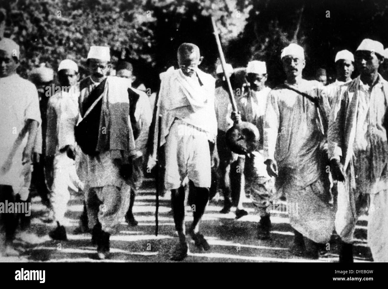 Gandhi führt eine Gruppe von Demonstranten während der Salz März, vor allem auch bekannt als das Salz Satyagraha, begann mit der Dandi März am 12. März 1930, und war ein wichtiger Teil der indischen Unabhängigkeitsbewegung. Es war eine direkte Aktion der Steuer Widerstand und gewaltfreien Protest gegen die britischen Salz Monopol im kolonialen Indien Stockfoto