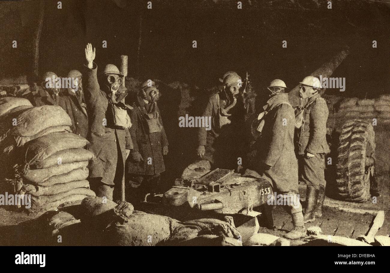 Britische Artillerie Soldaten mit Gasmasken auf während der Schlacht im ersten Weltkrieg. Ca. 1918 Stockfoto
