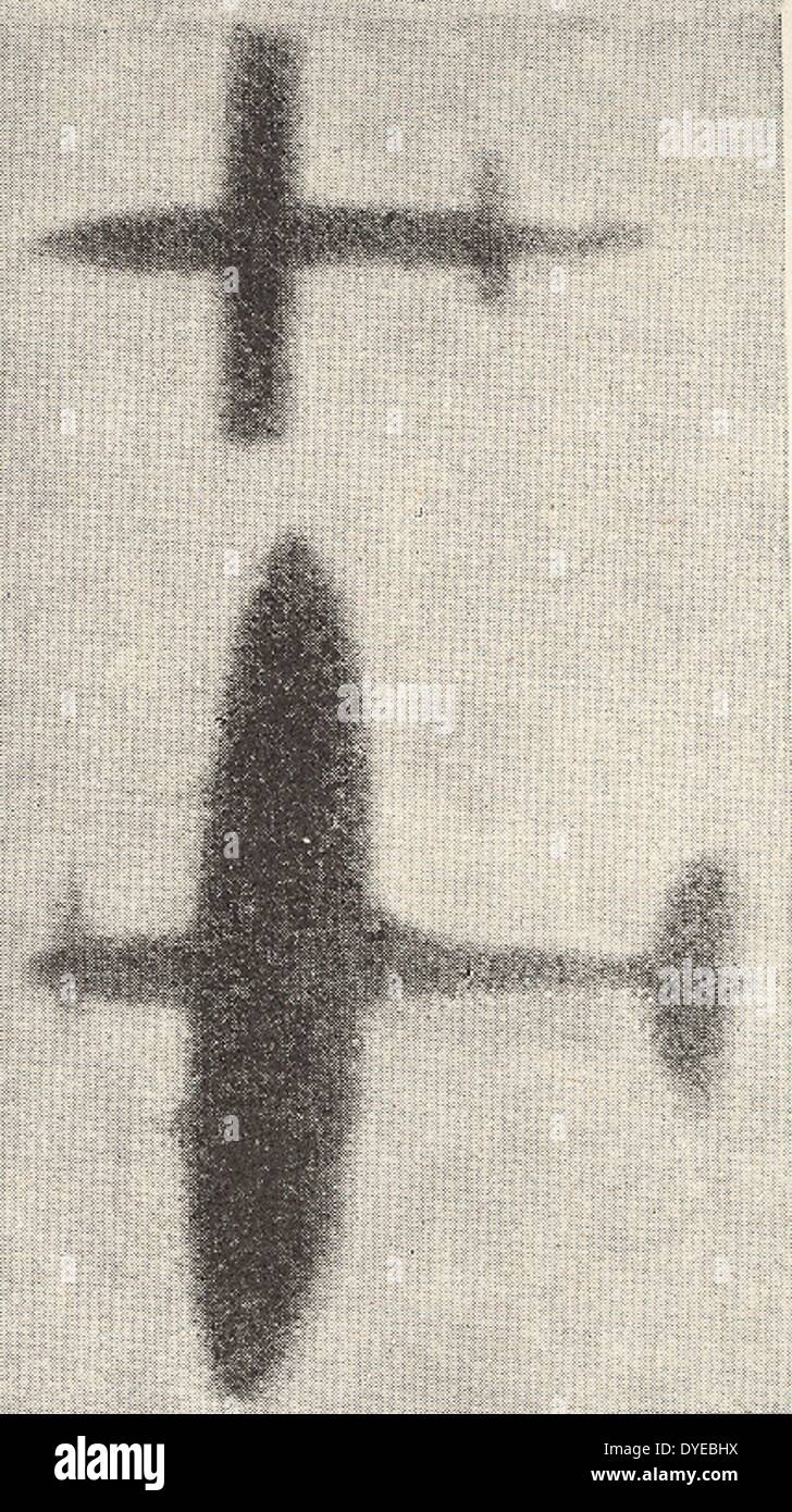 Deutsch V2 fliegende Bombe oder Rakete vom zweiten Weltkrieg Satz ist ein Flugzeug neben der V2. Ca. 1941 Stockfoto