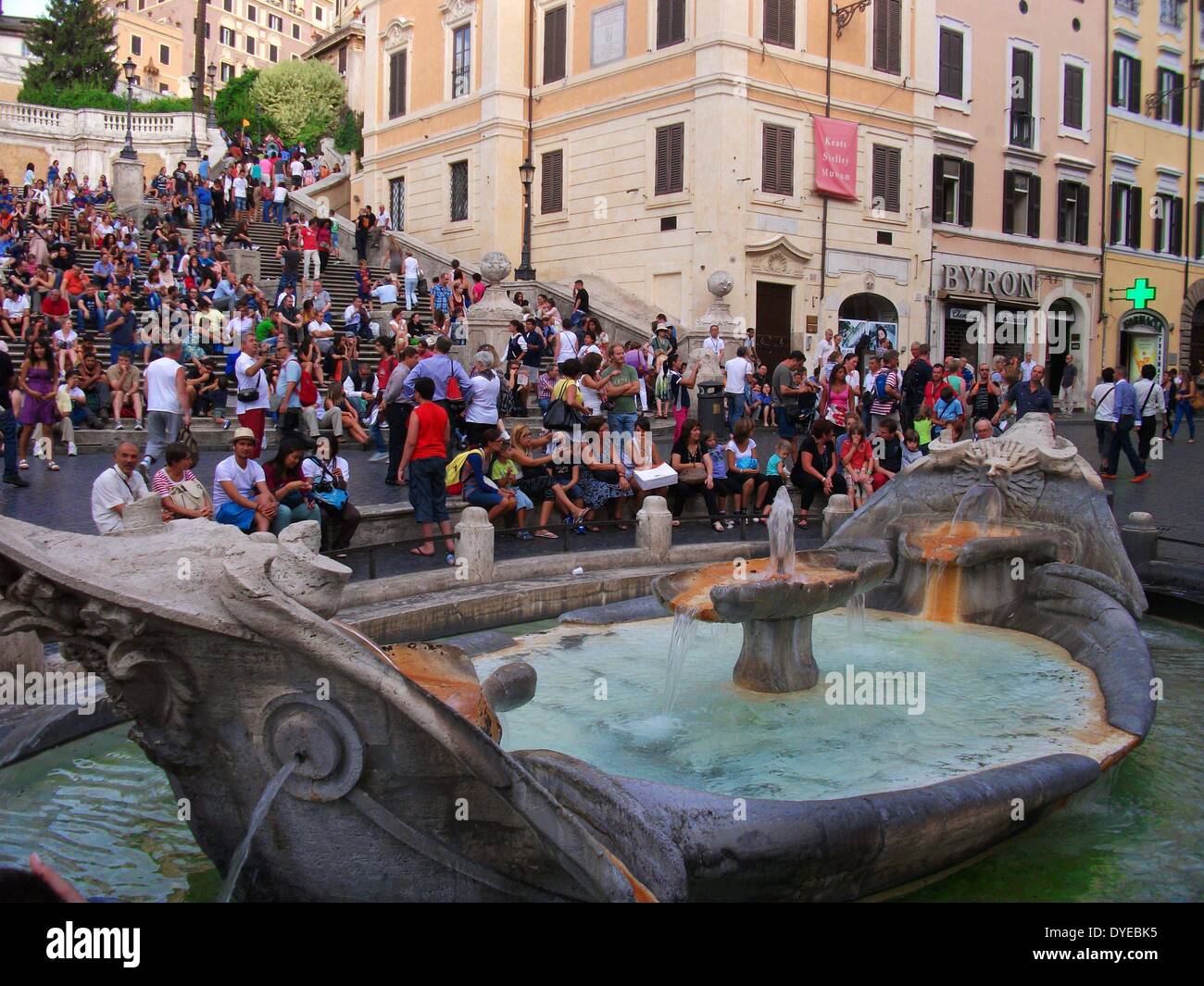 Blick auf die Piazza di Spagna entfernt am Ende der Spanischen Treppe. Rom. Italien 2013 Stockfoto