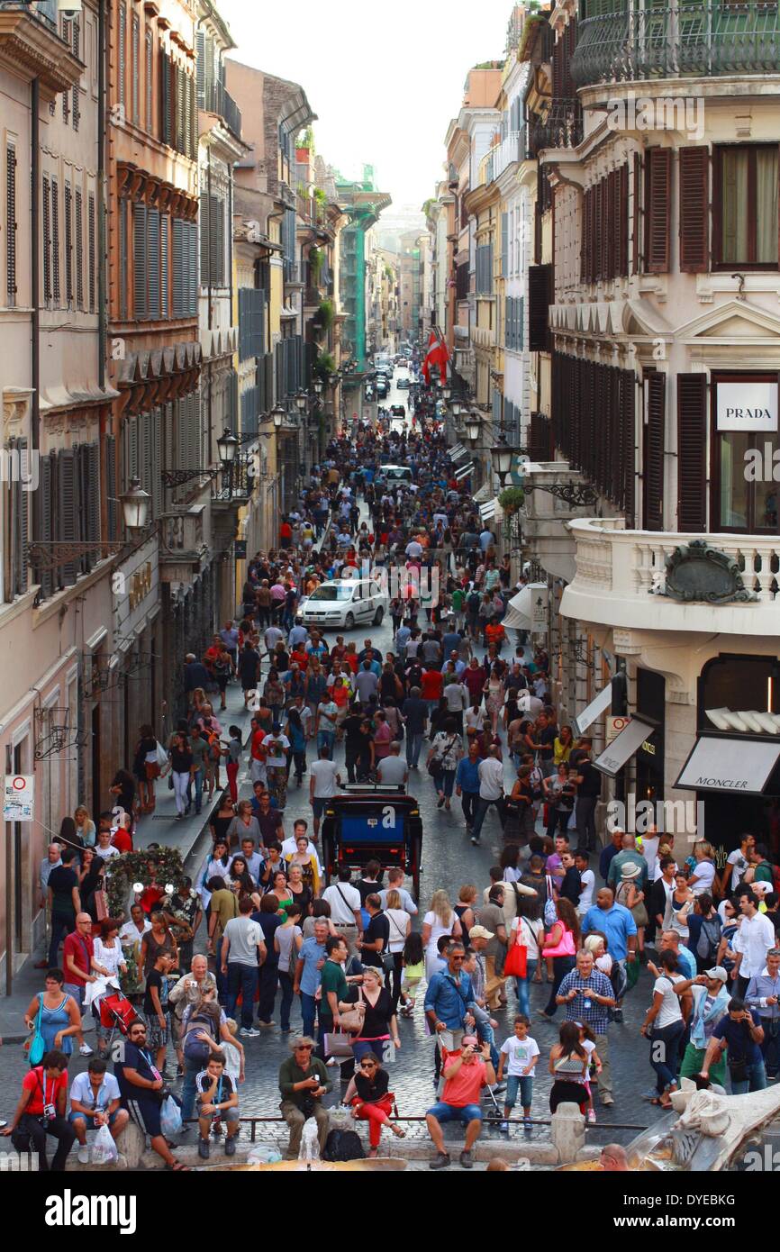 Blick auf die Piazza di Spagna entfernt am Ende der Spanischen Treppe. Rom. Italien 2013 Stockfoto