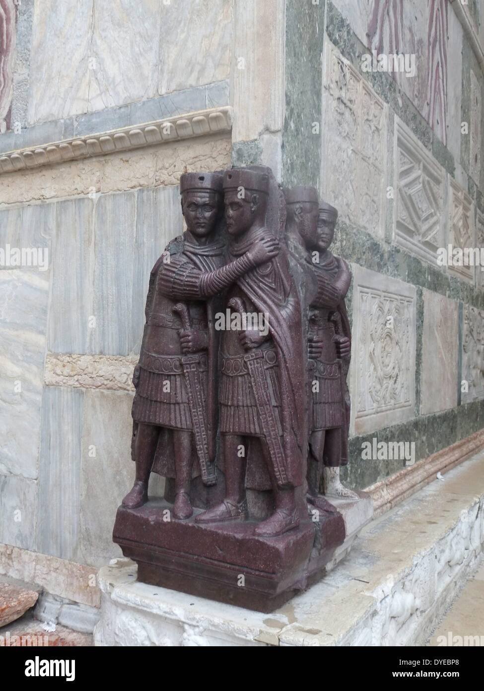 Das Porträt der vier Tetrarchs. Eine Porphyr Skulptur Gruppe von vier römischen Kaiser aus der Zeit um 300 AD. In eine Ecke Fassade der St. Mark's Basilika in Venedig im Mittelalter Fest. Venedig. Italien 2013 Stockfoto