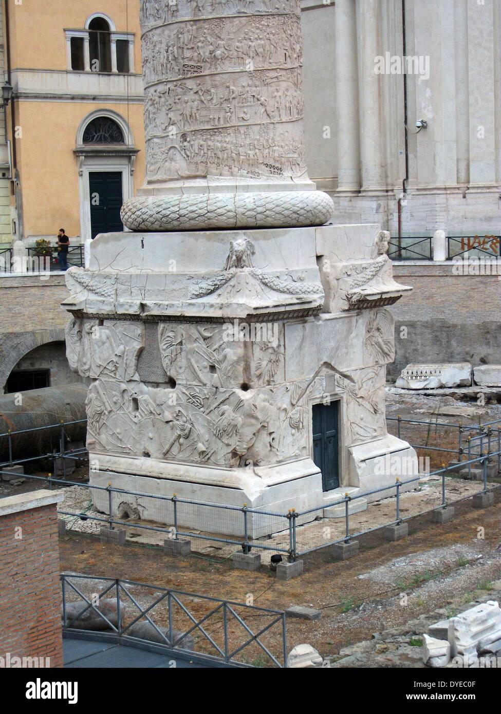 Trajan's Column ist eine römische Säule zum Gedenken an den Sieg des römischen Kaisers Trajan in der Dakischen Kriege. In das Forum Romanum, nördlich des Forum Romanum entfernt. Die Spirale Flachrelief beschreibt künstlerisch die epischen Schlachten zwischen Römern und Daker. In 113 AD abgeschlossen. Rom. Italien 2013 Stockfoto