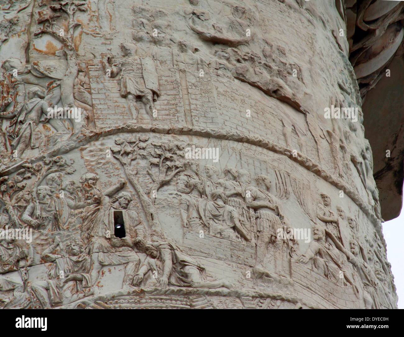 Trajan's Column ist eine römische Säule zum Gedenken an den Sieg des römischen Kaisers Trajan in der Dakischen Kriege. In das Forum Romanum, nördlich des Forum Romanum entfernt. Die Spirale Flachrelief beschreibt künstlerisch die epischen Schlachten zwischen Römern und Daker. In 113 AD abgeschlossen. Rom. Italien 2013 Stockfoto