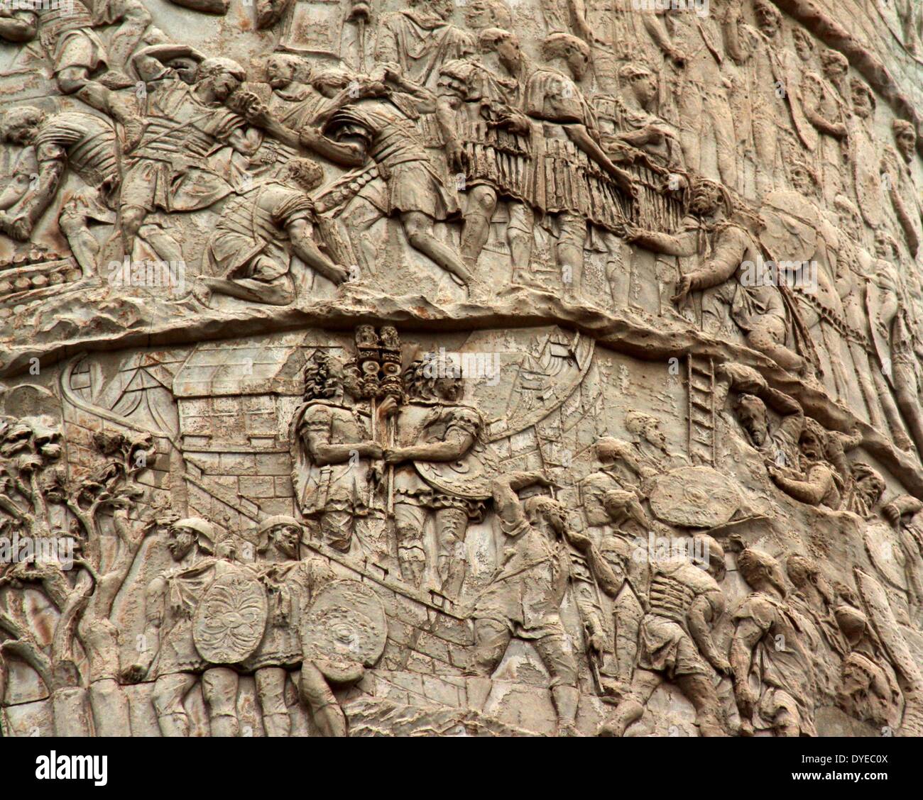 Trajan's Column ist eine römische Säule zum Gedenken an den Sieg des römischen Kaisers Trajan in der Dakischen Kriege. In das Forum Romanum, nördlich des Forum Romanum entfernt. Die Spirale Flachrelief beschreibt künstlerisch die epischen Schlachten zwischen Römern und Daker. In 113 AD abgeschlossen. Rom. Italien 2013 Stockfoto