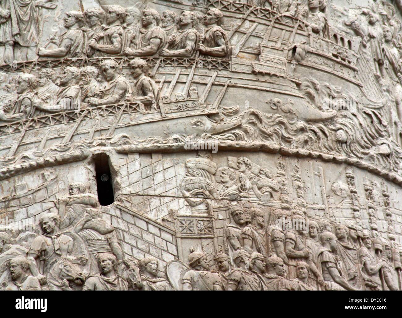 Trajan's Column ist eine römische Säule zum Gedenken an den Sieg des römischen Kaisers Trajan in der Dakischen Kriege. In das Forum Romanum, nördlich des Forum Romanum entfernt. Die Spirale Flachrelief beschreibt künstlerisch die epischen Schlachten zwischen Römern und Daker. In 113 AD abgeschlossen. Rom. Italien 2013 Stockfoto