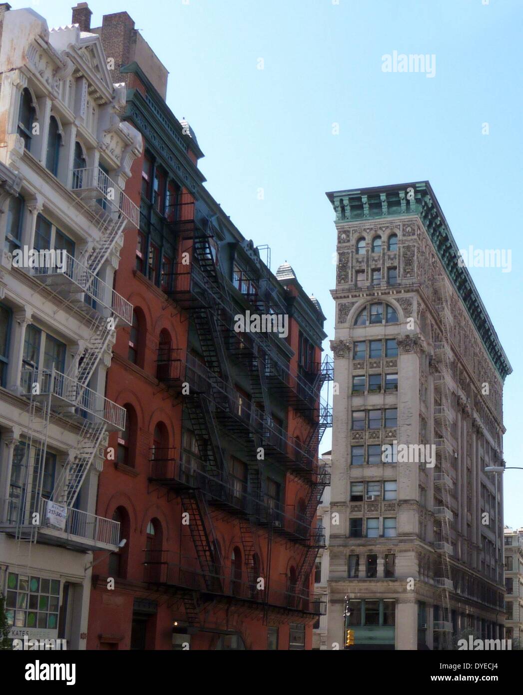 New York City tenement Gebäude in Midtown New York. Eine Mischung aus Wohnungen und Büros, dieses typische Architektur dominiert die Stadt zu Beginn des 20. Jahrhunderts, wenn Aufzüge verbreitet wurde, so dass skyscapers. Stockfoto