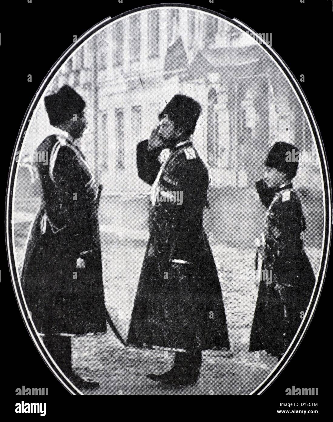 Tsar Nicholas II von Rußland mit Zarewitsch salutiert Offizier Stockfoto