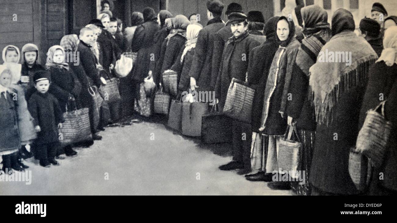 Hungertod in Russland während des russischen Bürgerkriegs, nach der Russischen Revolution. Linien von Mann, Frau und Kind für die Nahrungsmittelhilfe warten. 1920 Stockfoto