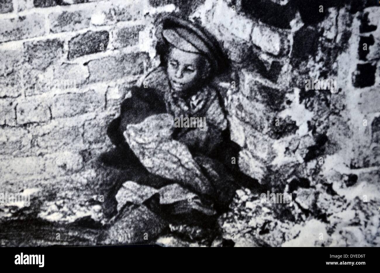 Hungertod in Russland während des russischen Bürgerkriegs, nach der Russischen Revolution. Kind ist tot. 1920 Stockfoto