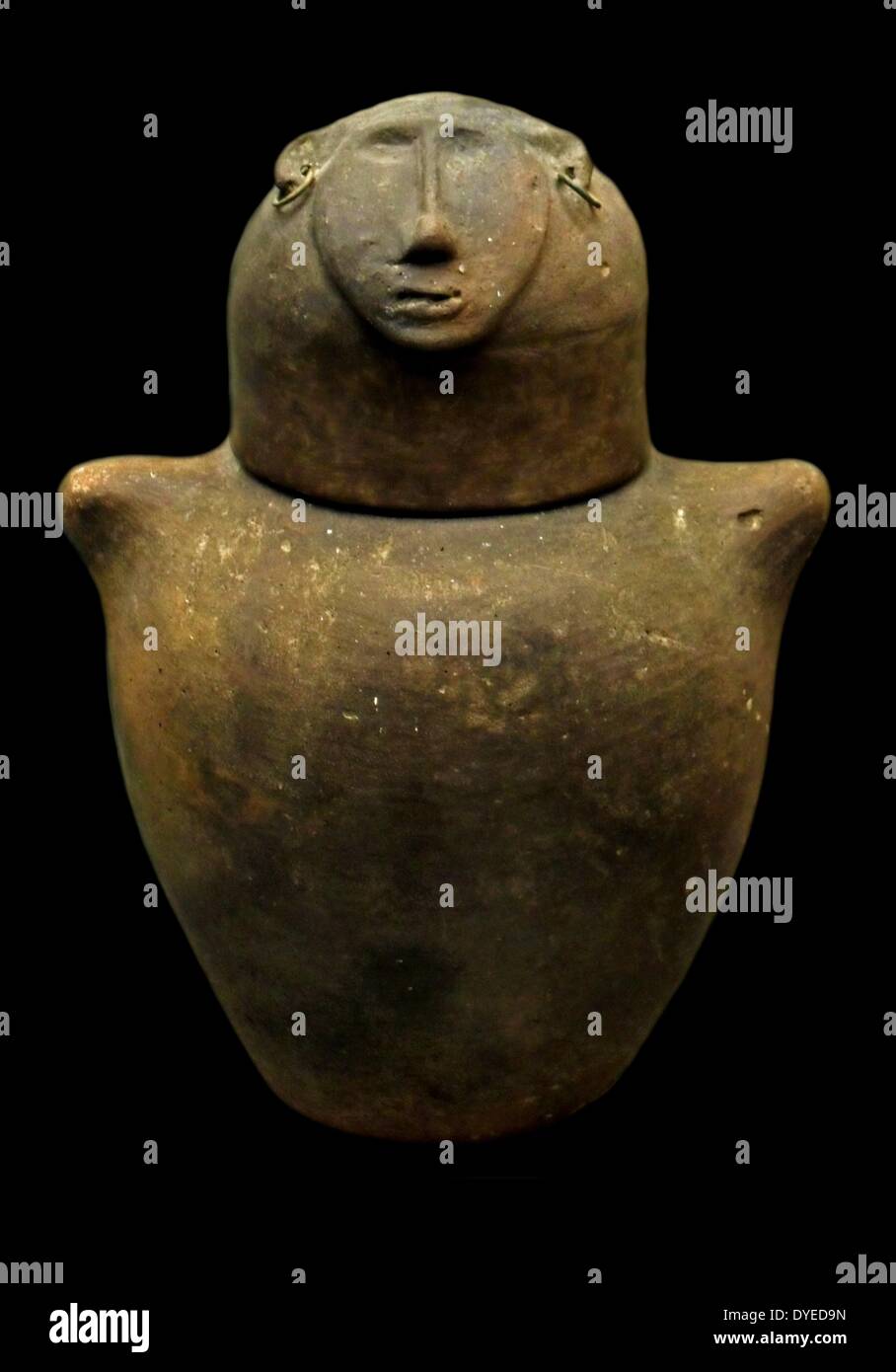 Keramik aus dem 8. Jahrhundert. Aurn einer Frau mit einem Deckel in der Form eines Gesichtes Stockfoto