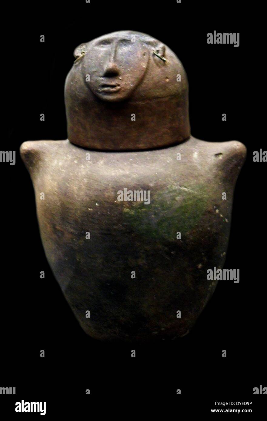 Keramik aus dem 8. Jahrhundert. Aurn einer Frau mit einem Deckel in der Form eines Gesichtes Stockfoto