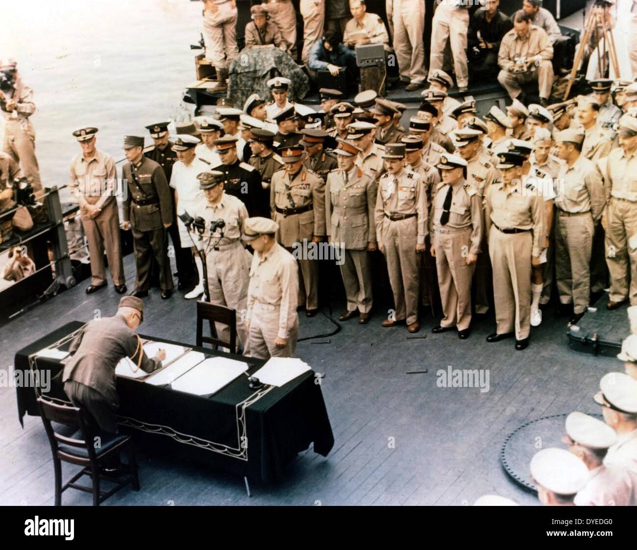 japanischer General unterzeichnet Instrument der Kapitulation an Bord der USS Missouri 1945 Stockfoto