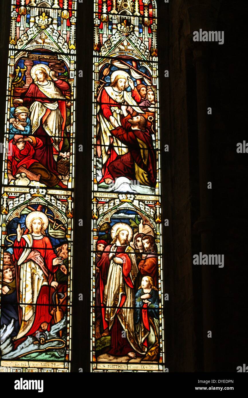 Glasfenster aus dem 19. Jahrhundert. Adderbury Kirche in Oxfordshire England Stockfoto