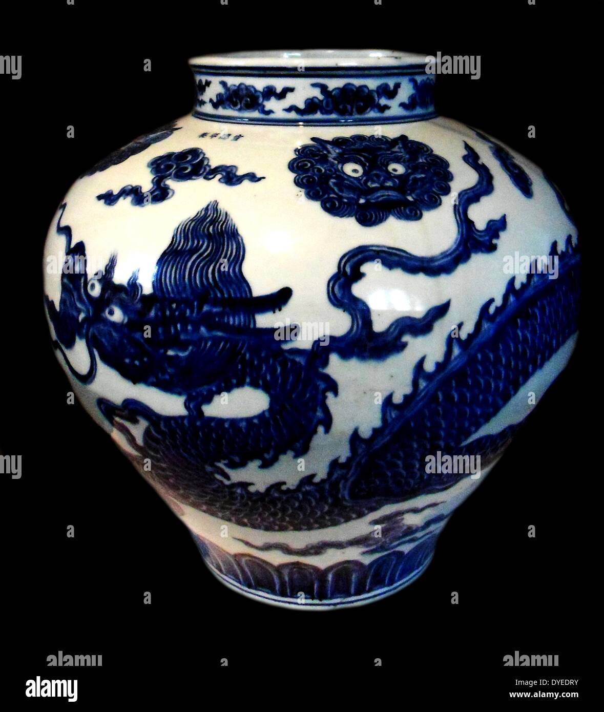 Jar aus Ming Dynastie 1426. Porzellan in unterglasur blau lackiert. Stockfoto