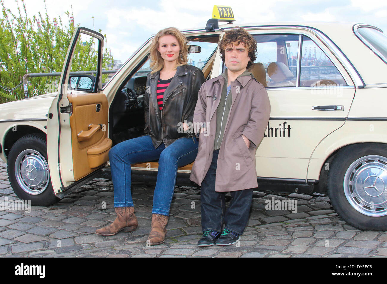 Deutsche Schauspielerin Rosalie Thomass und amerikanischen Schauspieler Peter Dinklage während einer Fotosession am Set des Films "Taxi" in Hamburg, Deutschland, am 14. April 2014. Stockfoto