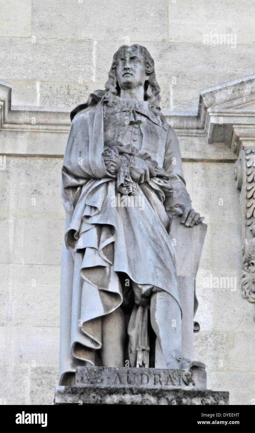 Statuen verschönern das Louvre Museum, das Charles Audran 2013. Französischer Stecher Stockfoto