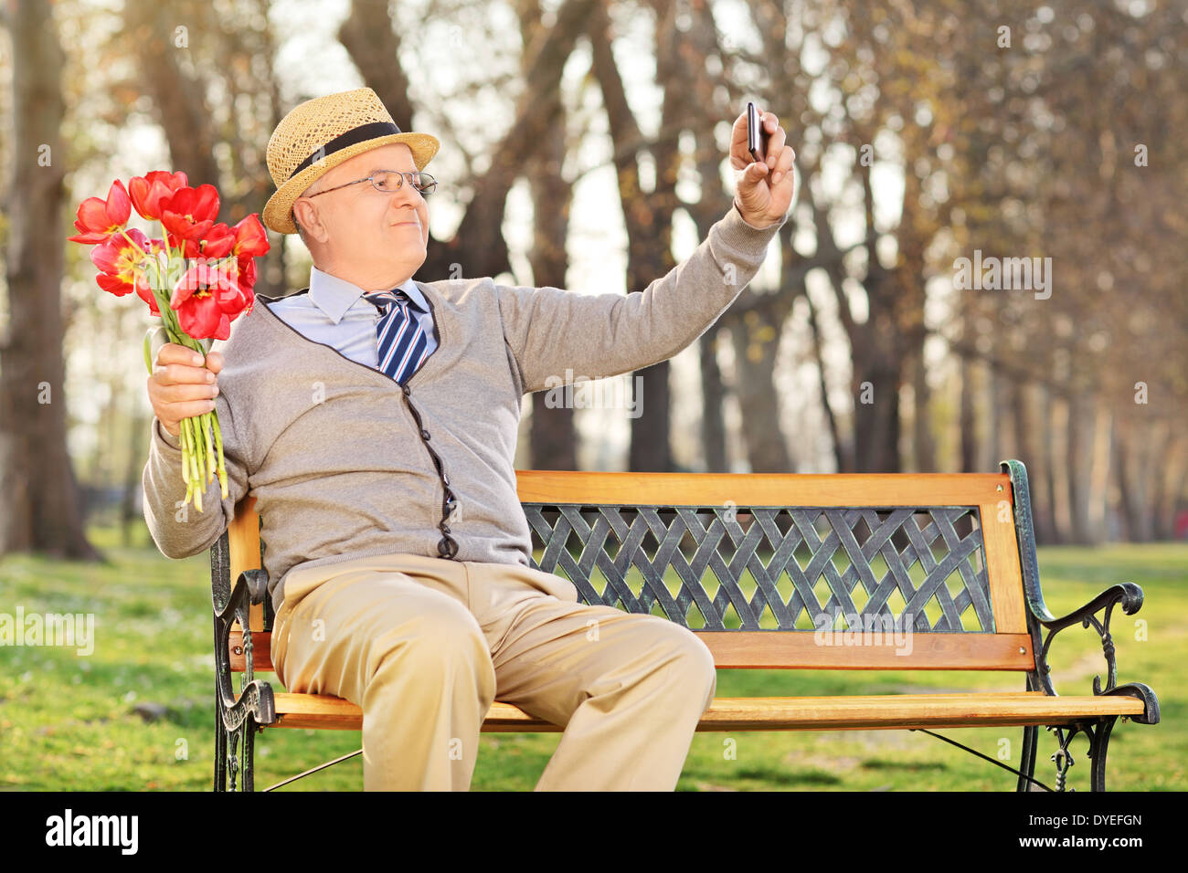 Senioren nehmen Selfie mit Handy im freien Stockfoto