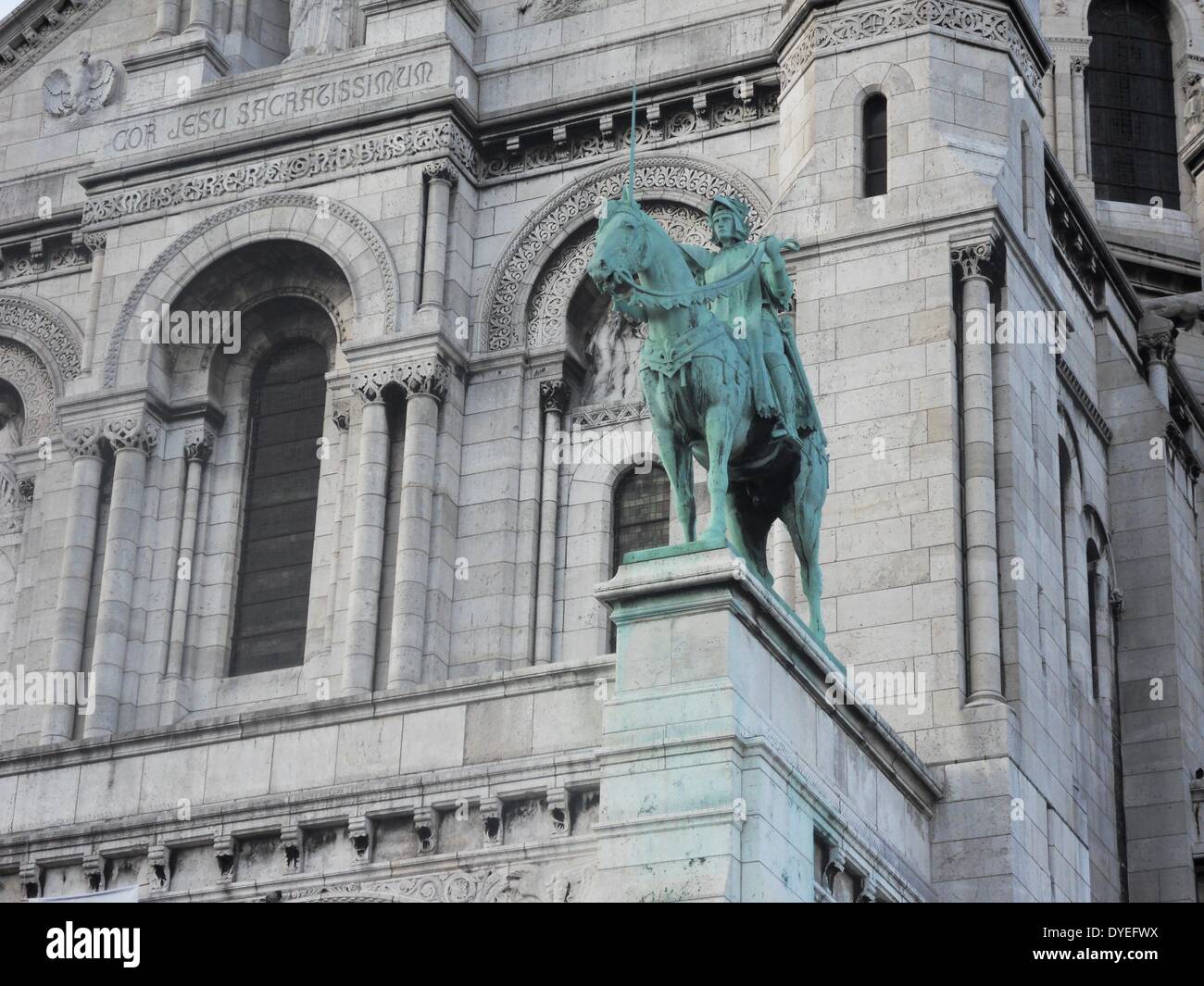 Blick auf eine Reiterstatue des Hl. Johanna von Orléans auf der Spitze der Basilika der Heiligen Herzen von Paris 2013. Stockfoto
